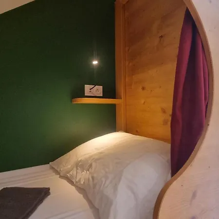 Des Combes Hostel *